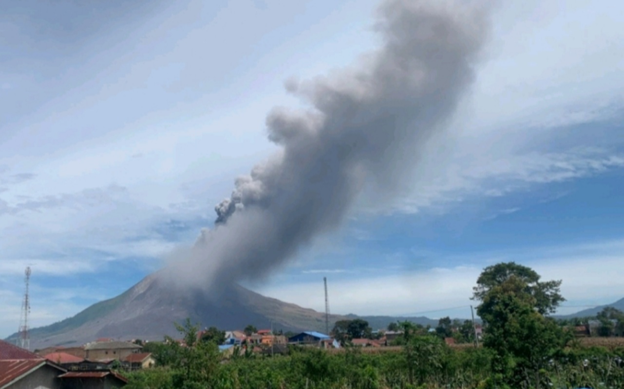 Sinabung Naik Status Siaga! Semburkan Abu 3,5 Km, Badan Geologi Perketat Radius Bahaya