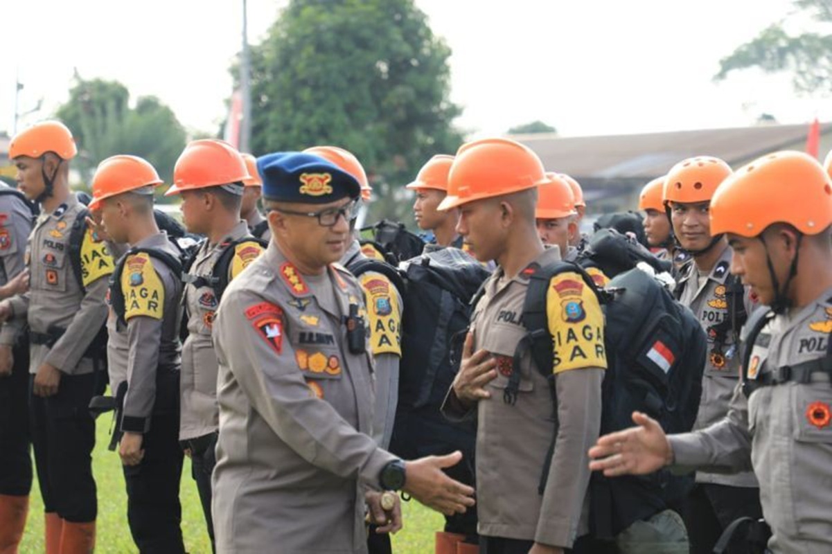Sinabung Meletus Dahsyat, Brimob Polda Sumut Dirikan Dapur Lapangan di Penampungan Warga