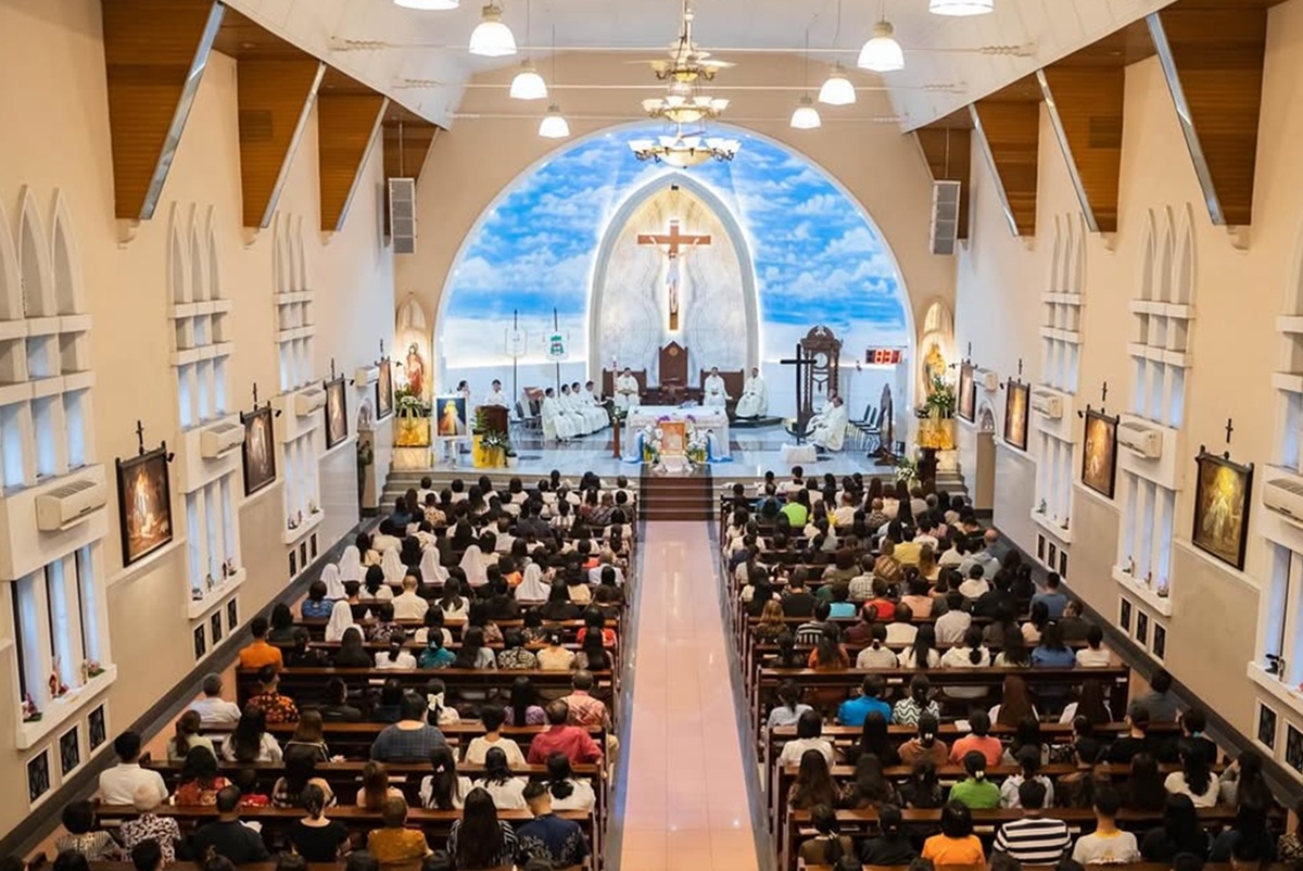 Teladani Kasih Yesus, Uskup Agung Medan Basuh Kaki Umat di Misa Kamis Putih Katedral