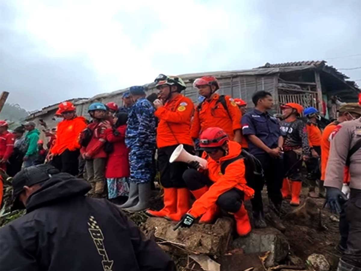 Medan Berat dan Skala Luas: Tim SAR Evakuasi 29 Jenazah dari Longsor Cisarua