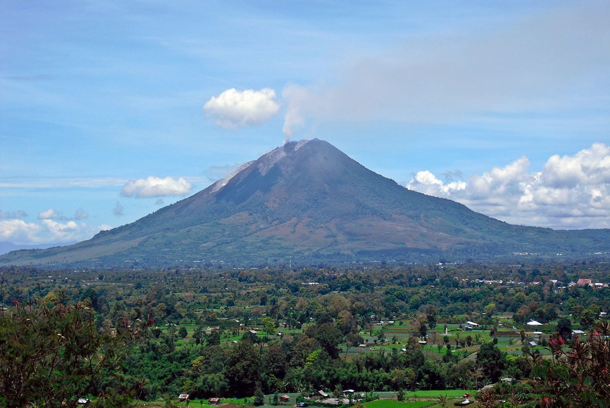Aktivitas Meningkat, Pemkab Karo Patok Zona Merah Gunung Sinabung Hingga 3,5 Km