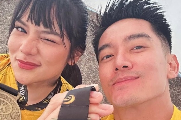 Tuntaskan Lari 10 Kilometer, Davina Karamoy Finish Bareng Boy William