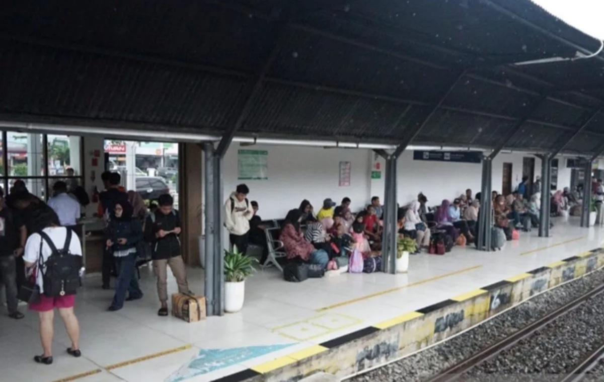 Geliat Mudik di Sumut: Belasan Ribu Penumpang Mulai Memadati Stasiun Medan Meta Deskripsi