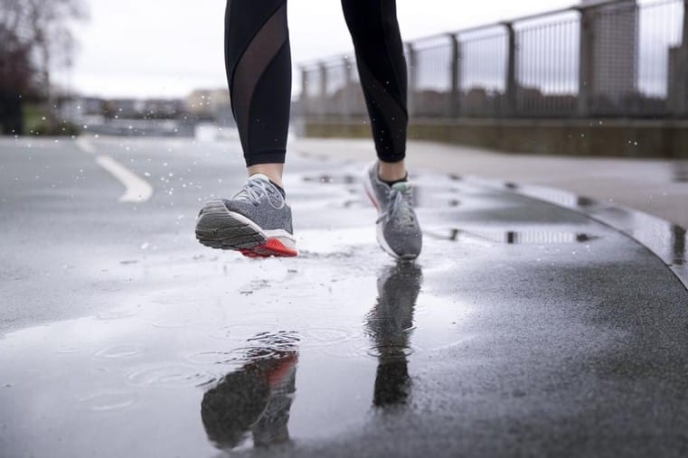 Musim Hujan Datang !! Begini Cara Aman Mengeringkan Sneakers yang Kebanjiran