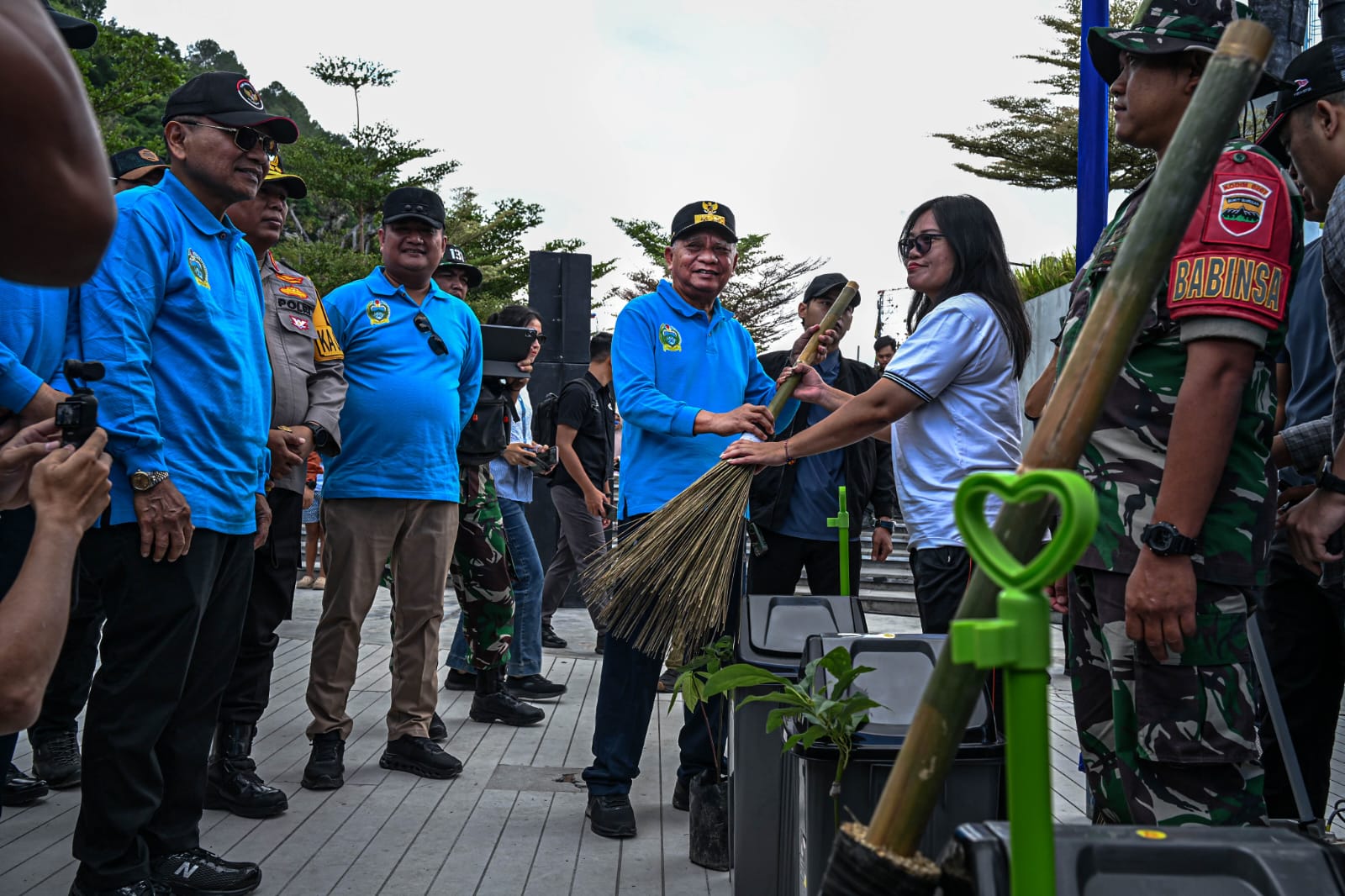 Wagub Sumut Ajak Warga dan Komunitas Bersih-Bersih di Kawasan Danau Toba