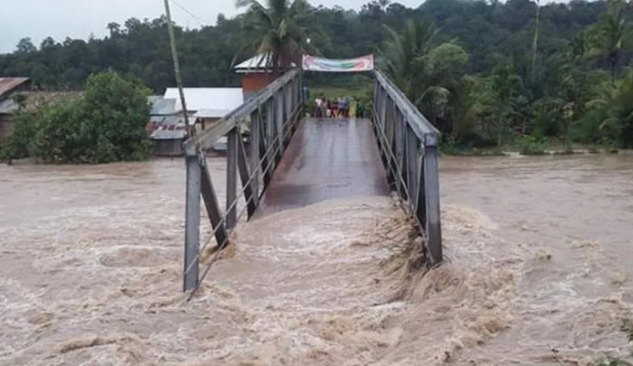 Sungai Batang Toru Meluap, Desa Bandar Tarutung Tapsel Terisolasi Banjir Sedalam Satu Meter