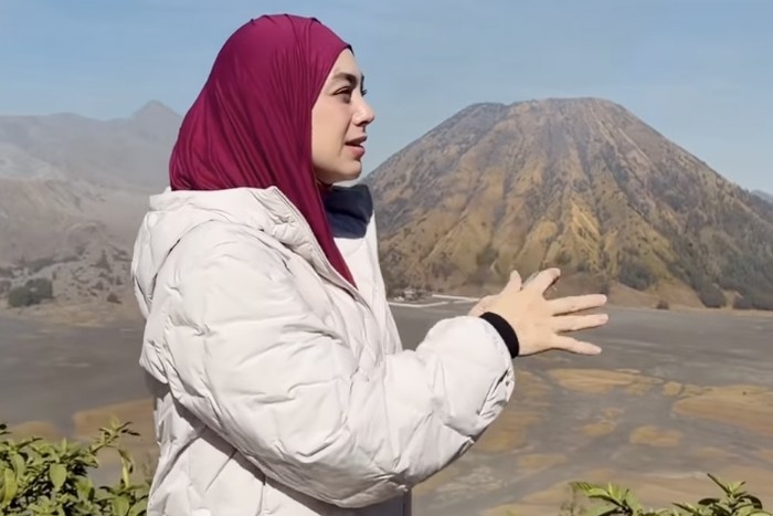 Serunya Celine Evangelista Liburan ke Bromo Bersama Dua Putranya