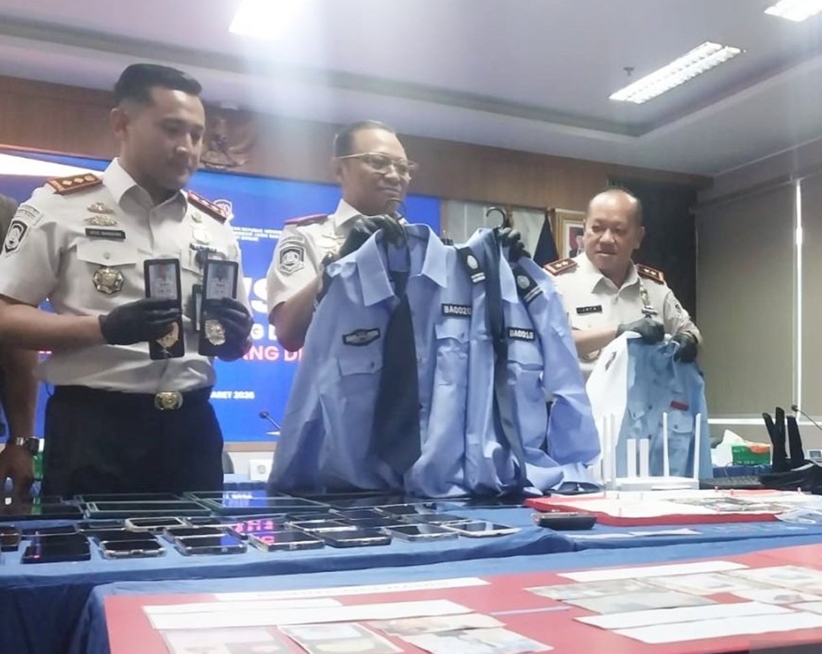 Sindikat Scam Online 13 WN Jepang di Bogor Menyamar Jadi Polisi dan Pakai Atribut Palsu
