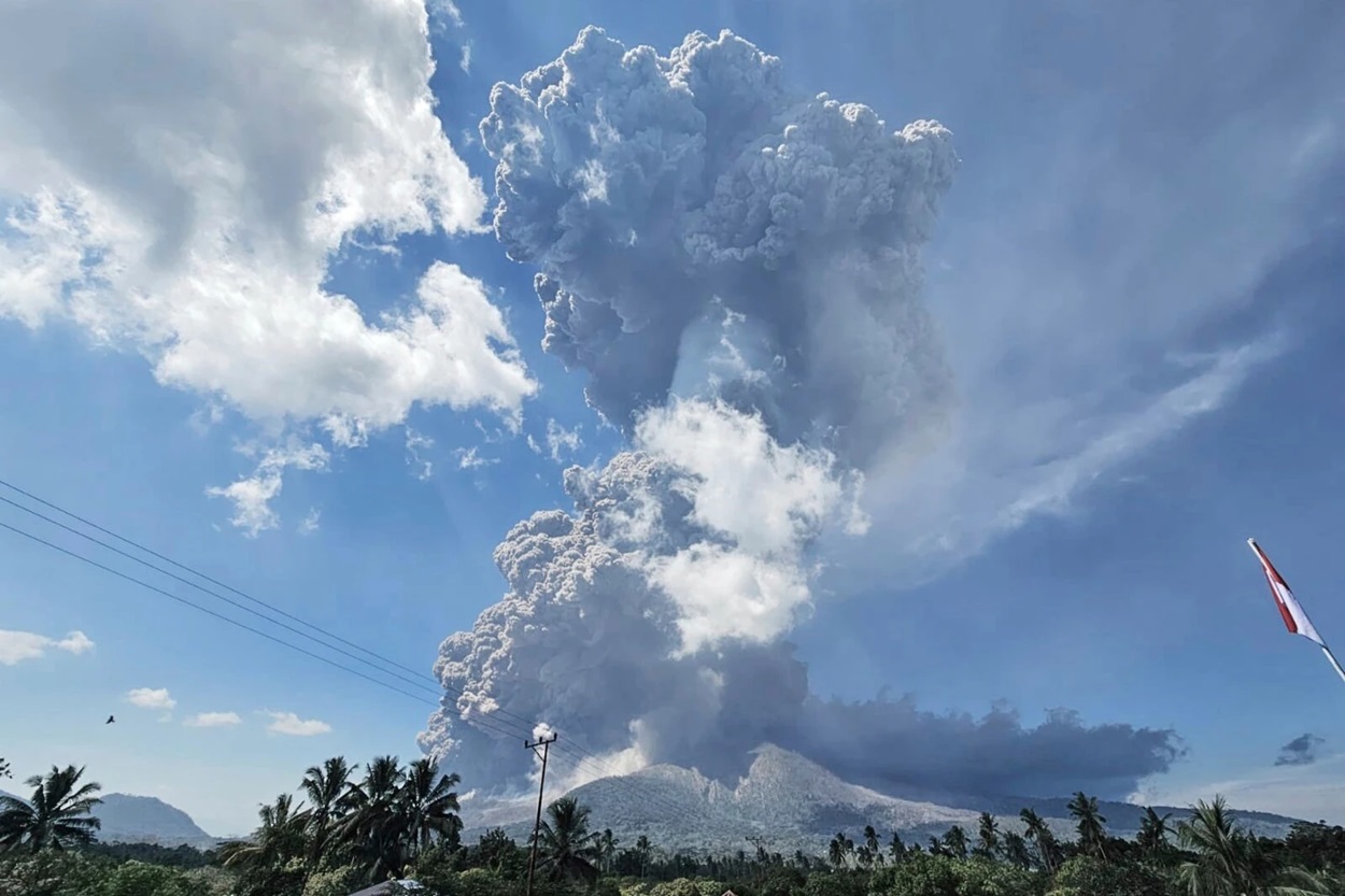 Erupsi Dua Kali, Gunung Lewotobi Laki‑Laki Semburkan Abu Panas hingga 18 Km: Penerbangan Terganggu