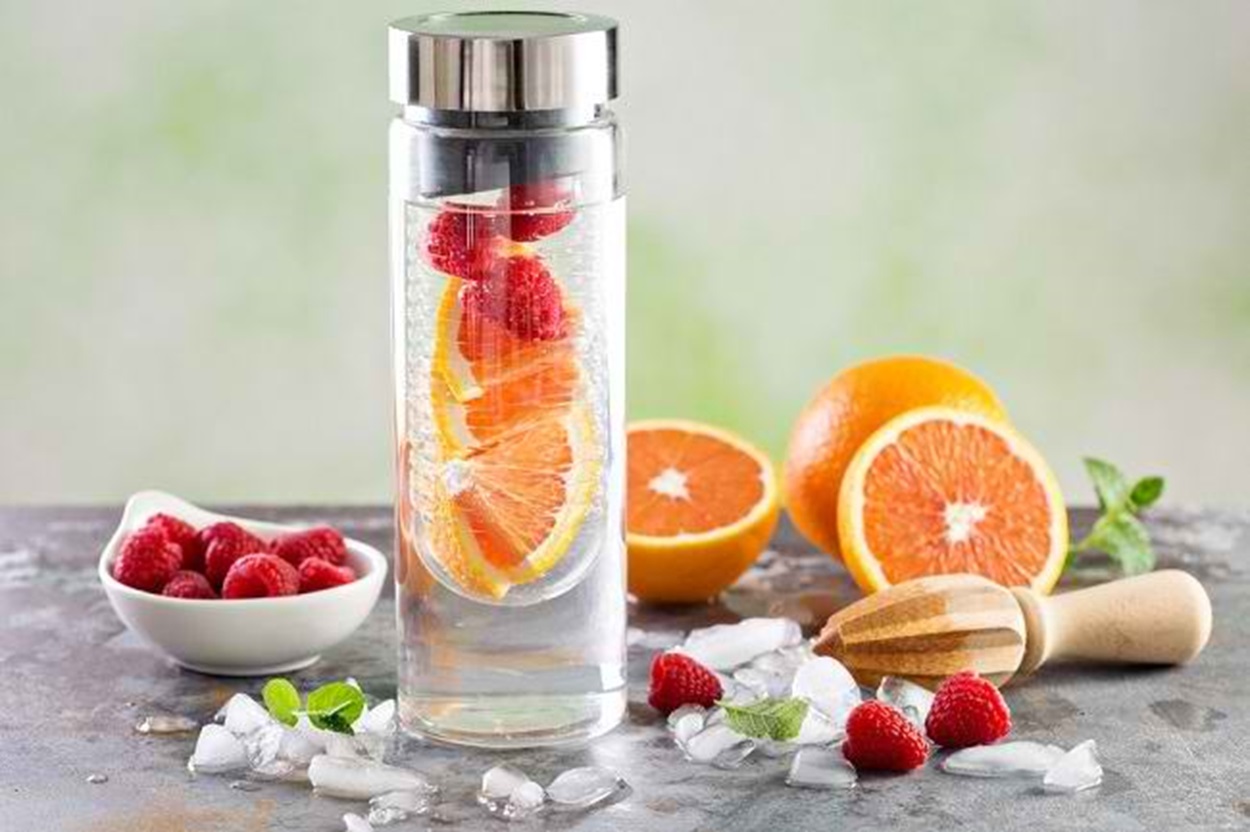 Segarnya Infused Water: 5 Khasiat Dahsyat untuk Turunkan Berat Badan hingga Cegah Penuaan Dini!