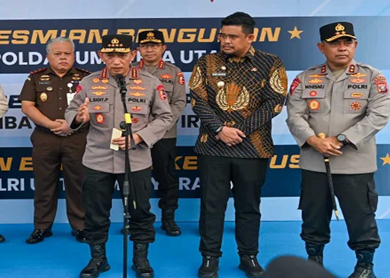  Bobby Nasution Bareng Kapolri Lepas 22 Kontainer Bantuan untuk Korban Bencana di Sumatra