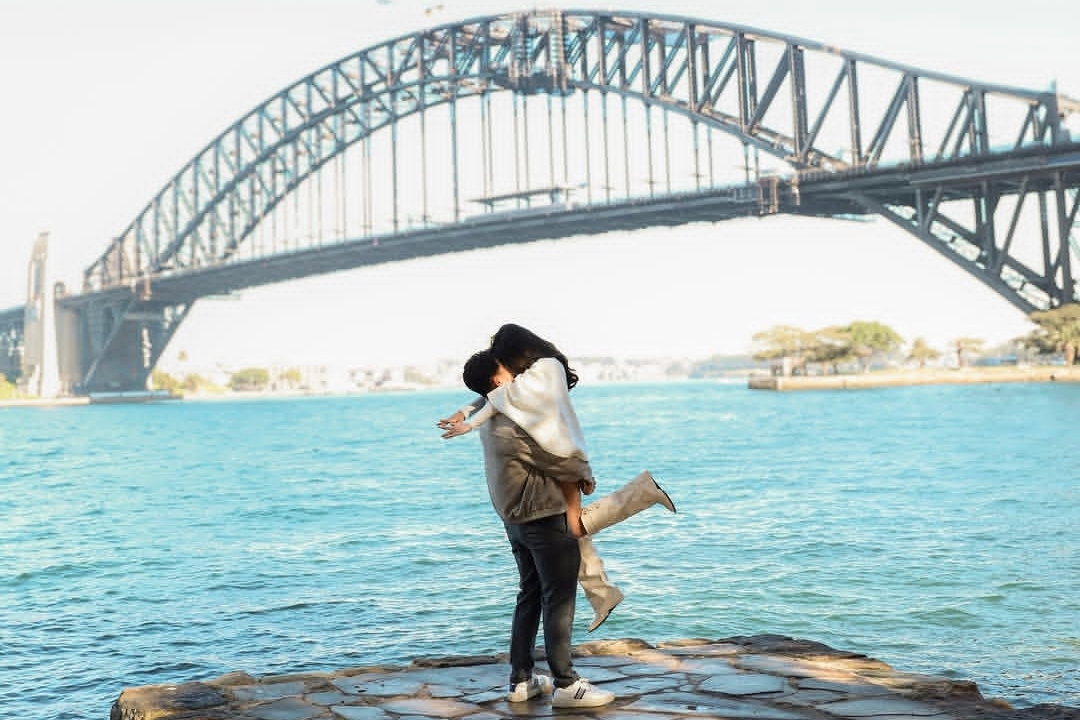 Erick Fathoni Lamar Bernadette Gainara dengan Latar Sydney Harbour Bridge