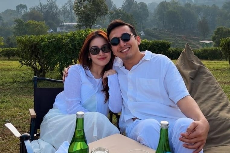 Liburan Bareng Kekasih, Ayu Ting Ting dan Kevin Makin Lengket dengan Outfit Putih
