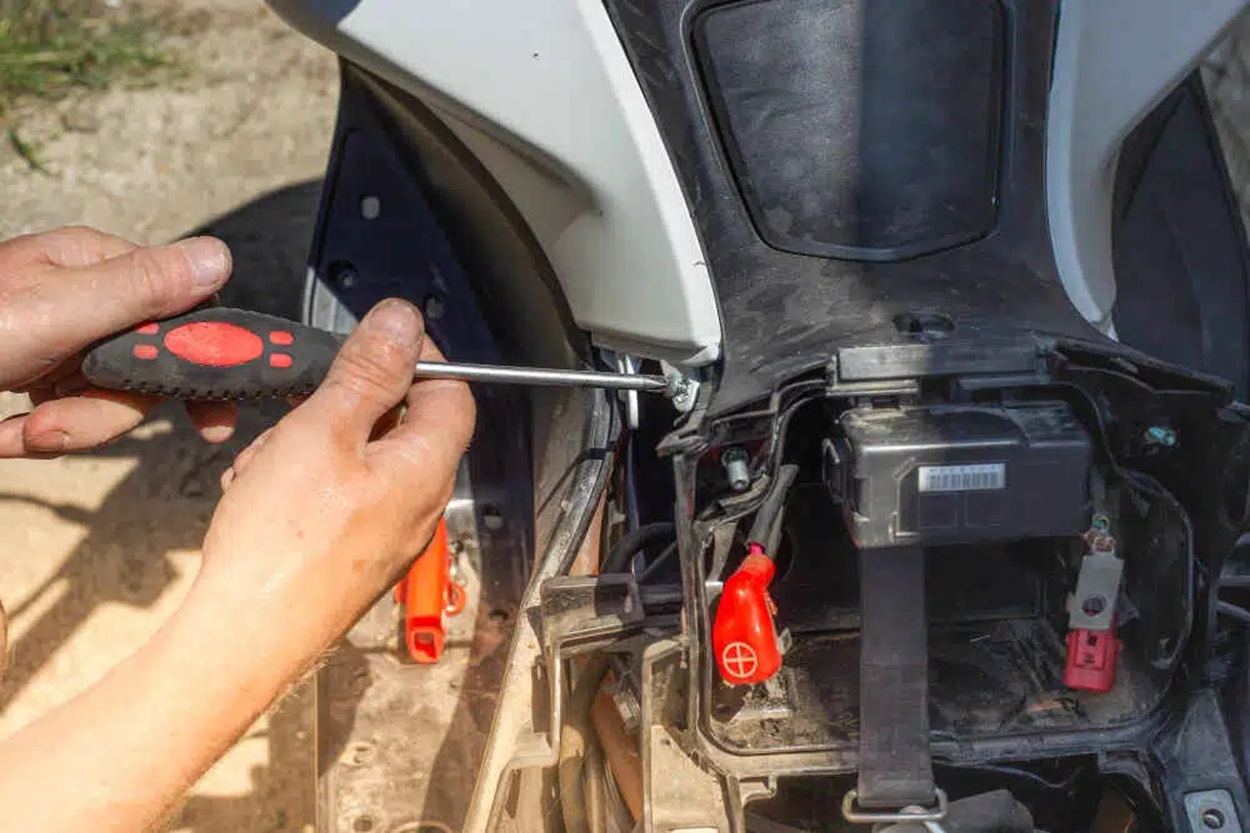 Wajib Tahu! Kapan Aki Motor Harus Diganti? Ini 6 Tanda Penting yang Tak Boleh Diabaikan