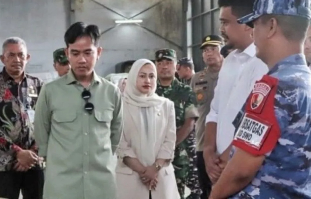  Gibran Tinjau Gudang Logistik di Lanud Soewondo: Pastikan Bantuan Bencana Sumatera Tersalurkan Cepat