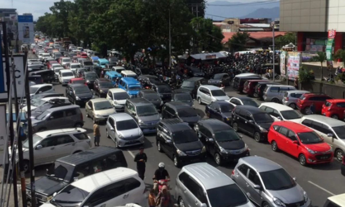 Urai Kemacetan Lebaran Dishub Kota Padang Berlakukan Sistem Satu Arah di Pantai Air Manis