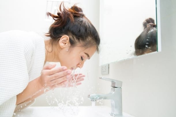 Tren Cuci Wajah Pakai Air Garam Viral, Benarkah Efektif Atasi Kusam dan Jerawat?