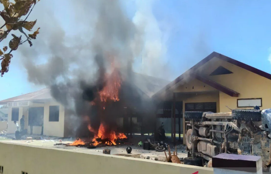 Dipicu Salah Paham Kasus Narkoba, Massa Bakar Kantor Polsek Muara Batang Gadis di Madina