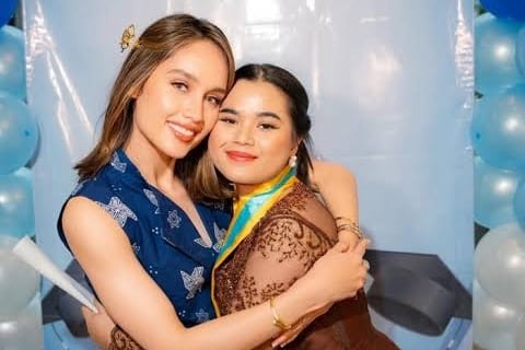 Cinta Laura Bikin Haru !! Dampingi Asisten Rayakan Kelulusan SMA