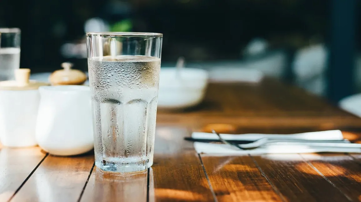 7 Manfaat Minum Air Putih yang Cukup Setiap Hari bagi Kesehatan