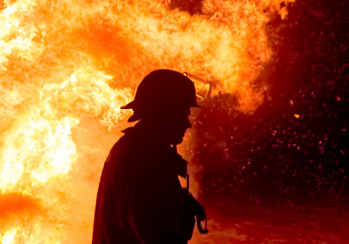 Kebakaran Hebat Gudang Ekspedisi di Medan Timur Baru Padam Setelah 12 Jam Berjuang
