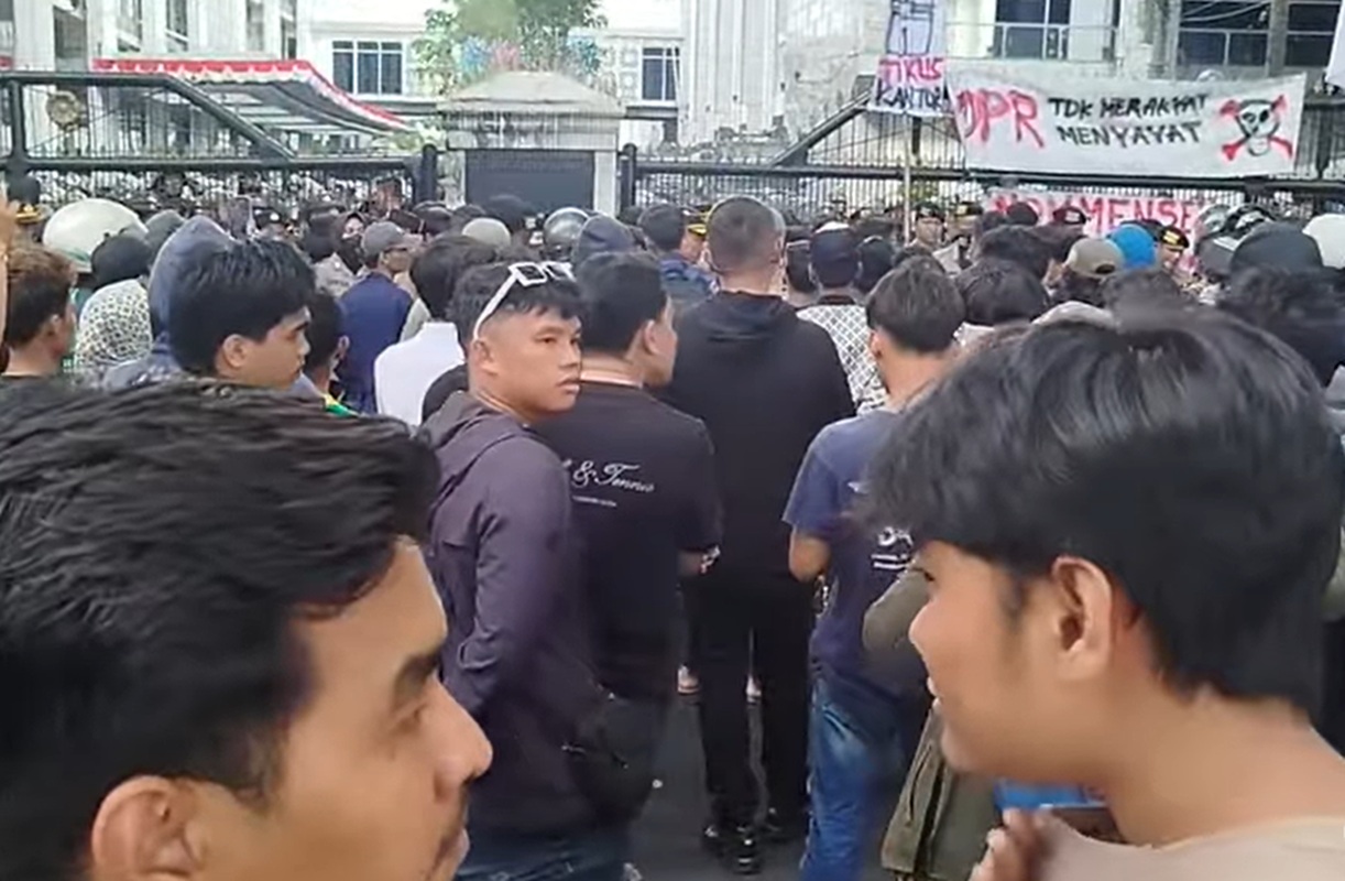Ketua Dewan Tak Kunjung Hadir Mahasiswa Nommensen Robohkan Pagar Gedung DPRD Sumut