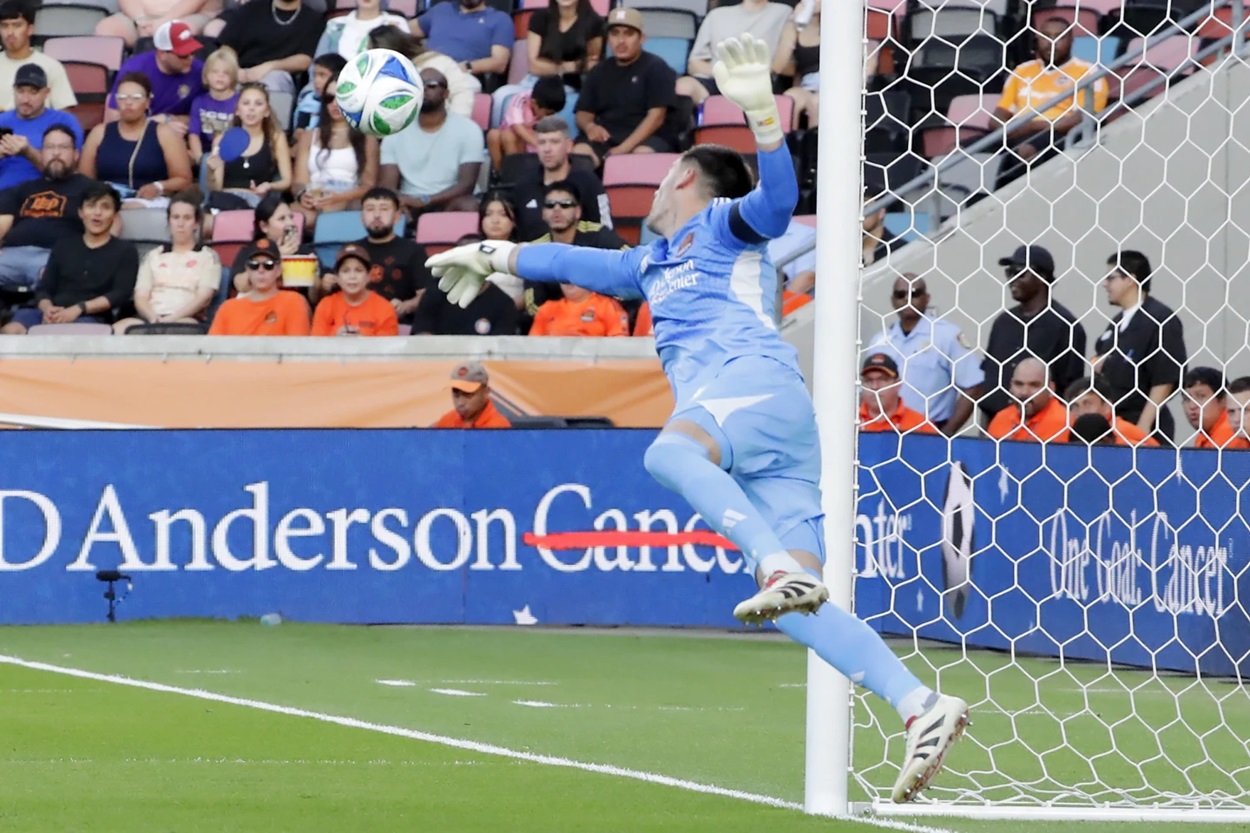 Whitecaps Bungkam Dynamo 3-0: Sabbi Cetak Gol Cepat, White Bawa Pulang Gol & Assist