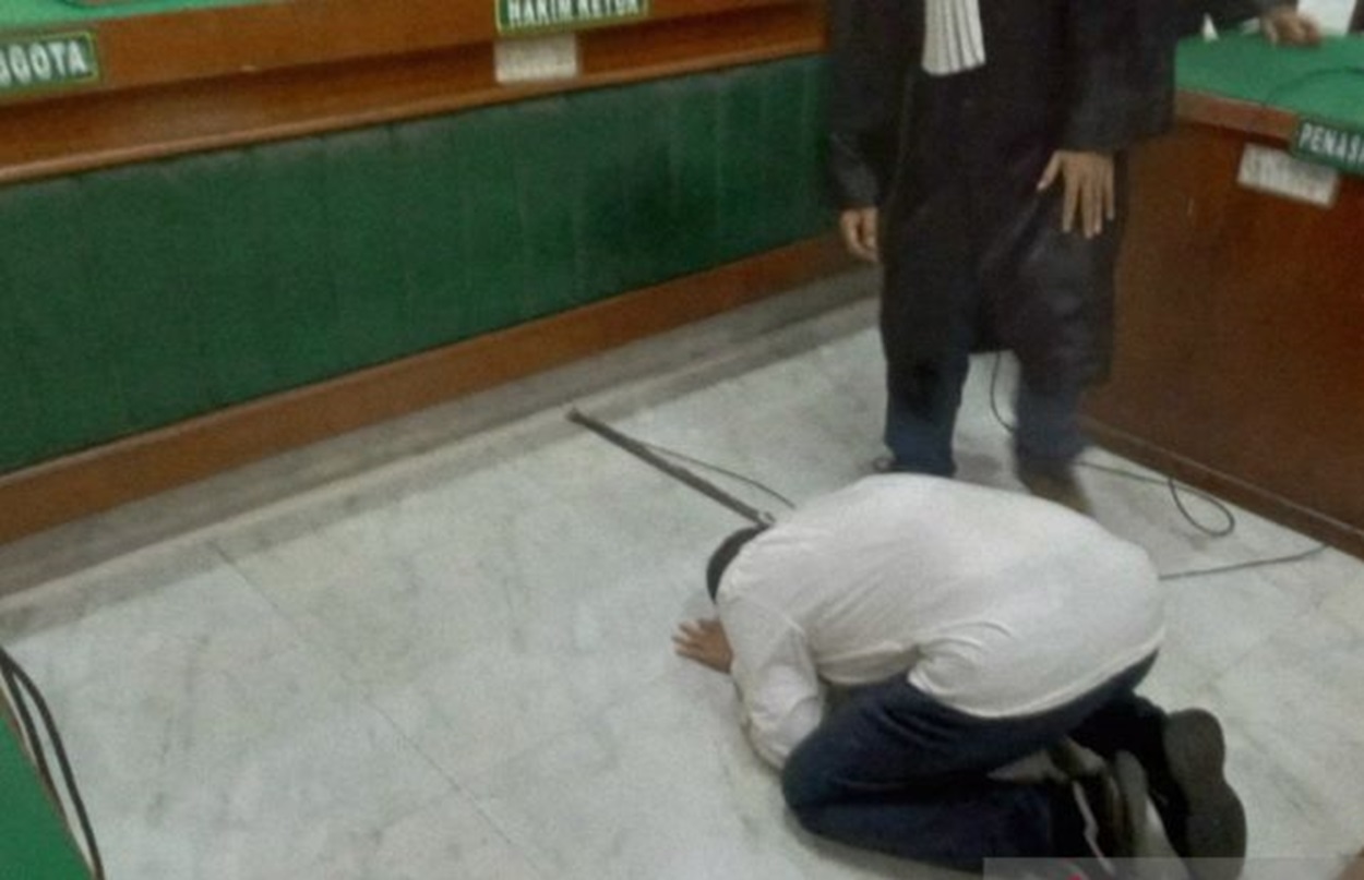 Vonis Bebas, Mantan Kepala BKD Langkat Sujud Syukur dan Menangis di Ruang Sidang