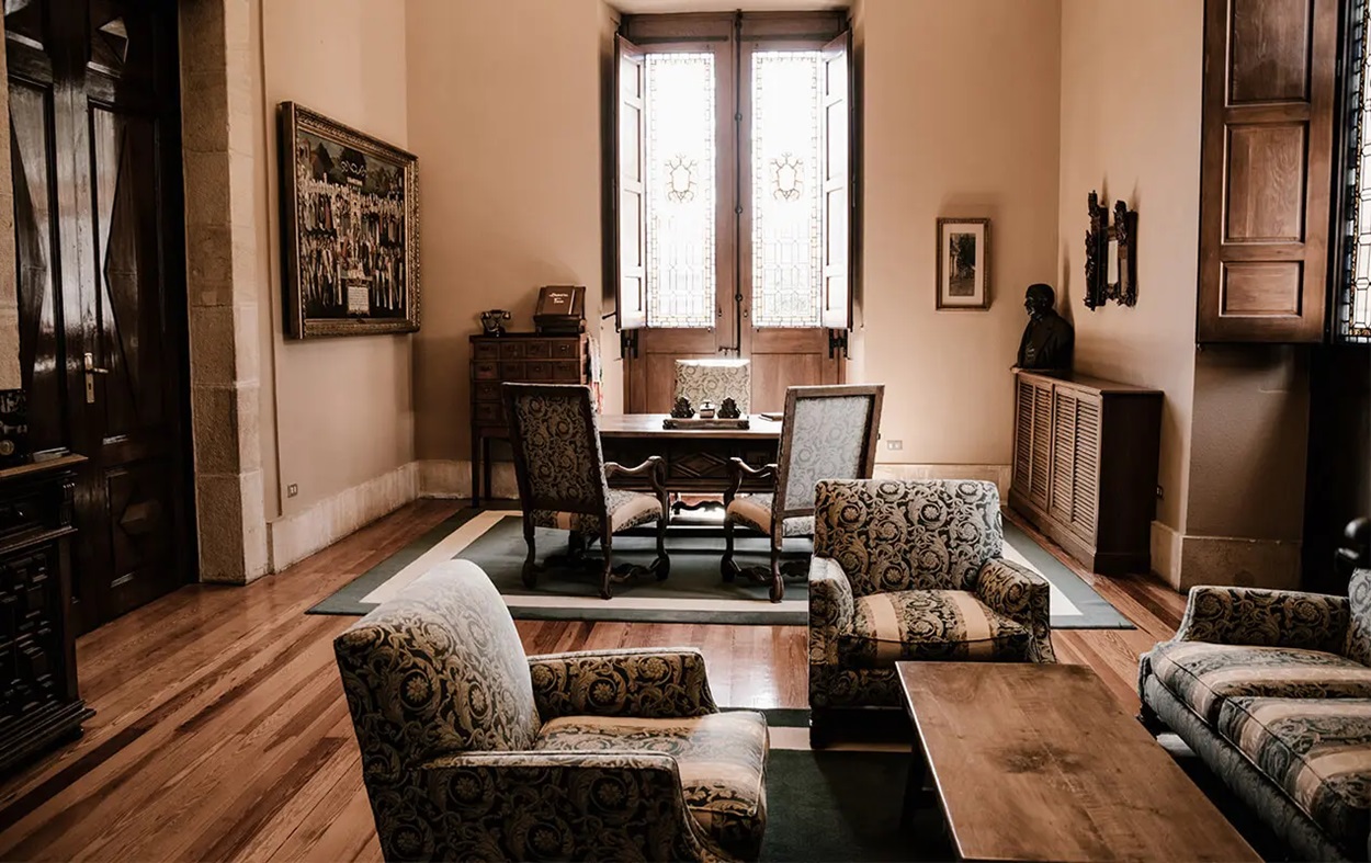Inspirasi Desain Rumah Klasik Elegan: Perpaduan Modern, Etnik, dan Tropis yang Bikin Terpukau