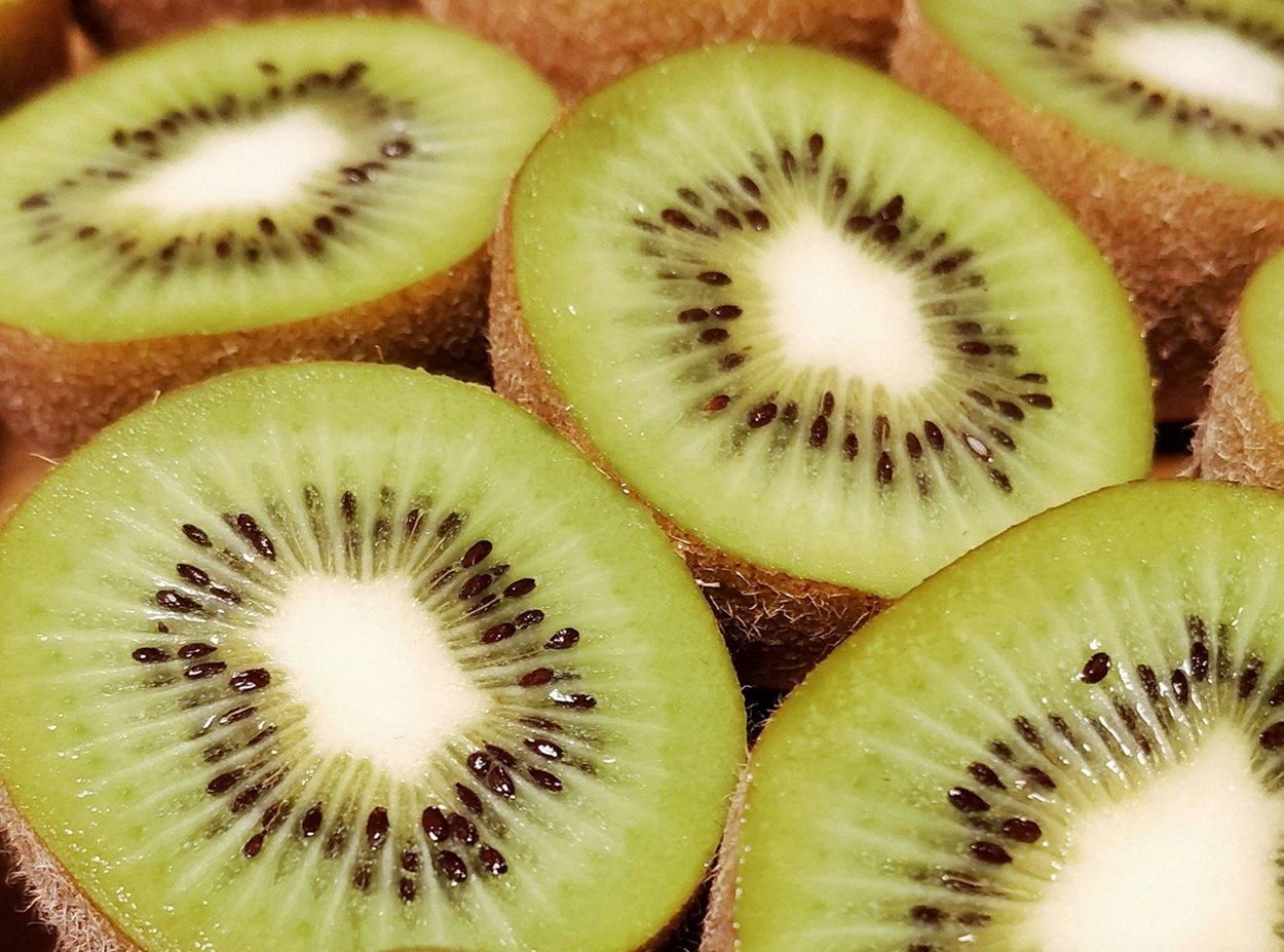 Rahasia Kecantikan Kulit Wanita: Manfaat Buah Kiwi untuk Kulit Cerah dan Sehat
