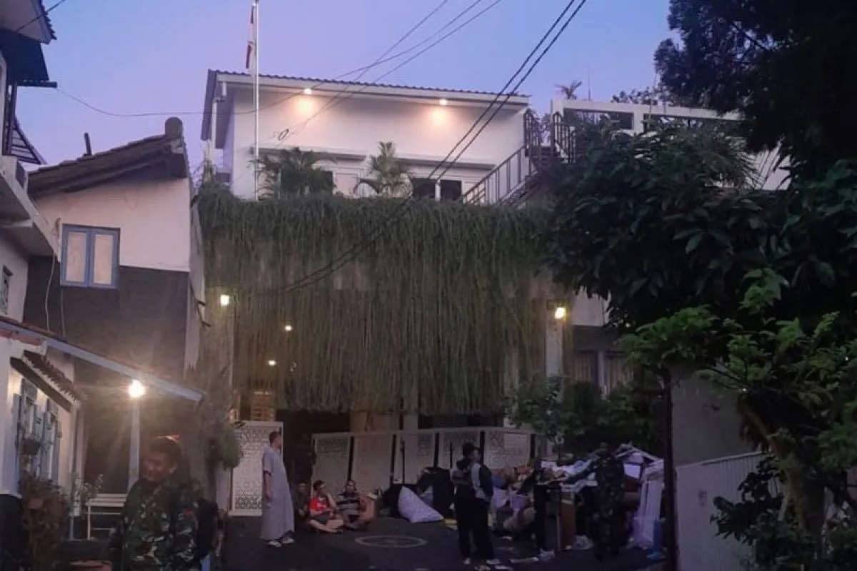 Rumah Menkeu Sri Mulyani Dijarah Massa di Bintaro: Ratusan Orang Terlibat, TNI Perketat Pengamanan