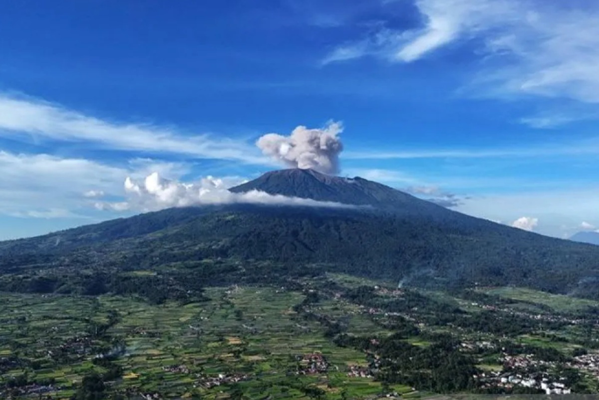 Gunung Marapi Erupsi Siang Ini, Pemudik di Jalur Sumbar Diminta Waspada Abu Vulkanik
