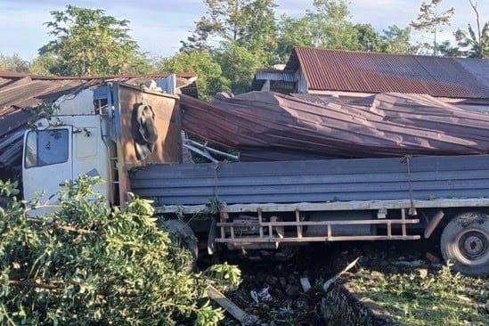 Rem Blong di Dairi !! Truk Tronton Hantam Empat Kendaraan, Dua Anak Tewas