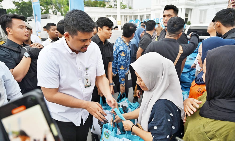 Turun Langsung !! Bobby Nasution Bagikan THR Untuk Pekerja Informal di Medan