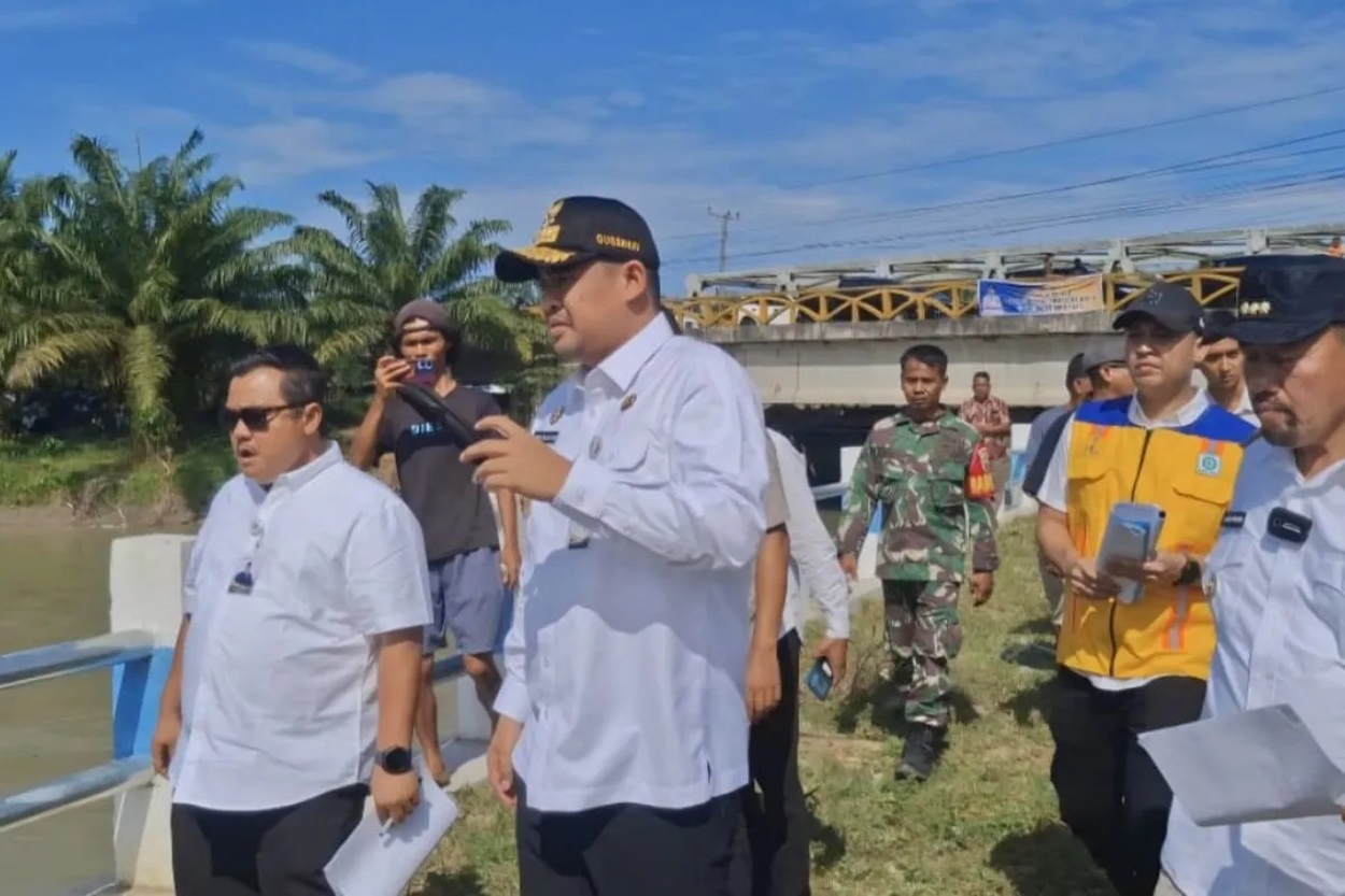 Gubernur Bobby Tinjau Langsung Tanggul Jebol di Batubara, Janjikan Penanganan Cepat