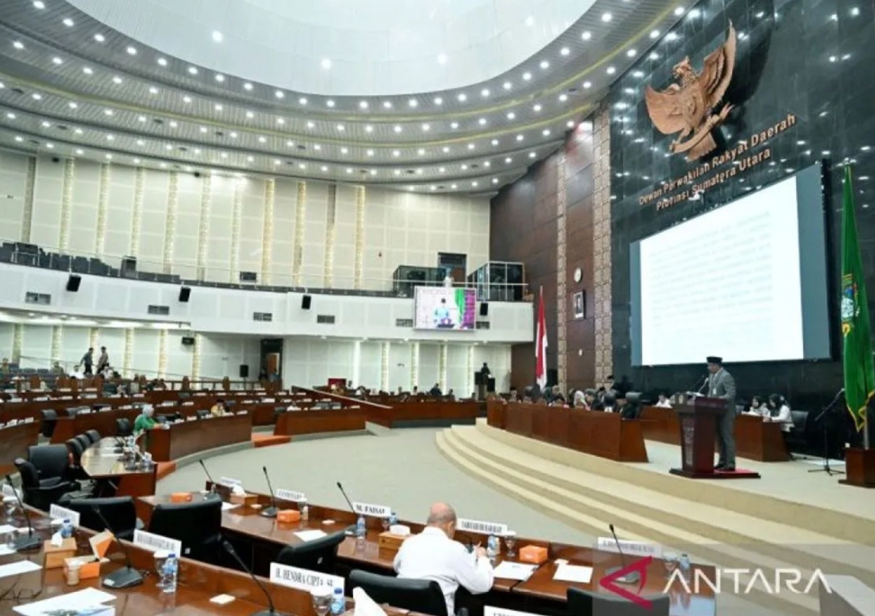 Target Pembangunan Sumut: Gubernur Bobby Serahkan Ranperda APBD 2026, Lima Sektor Ini Jadi Prioritas Utama