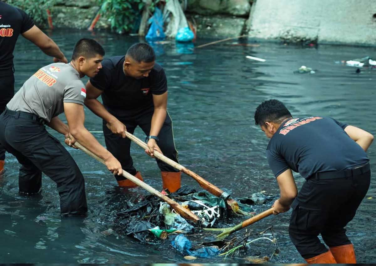  Jalankan Instruksi Presiden Prabowo, Pasukan Brimob Polda Sumut Terjun ke Sungai Bersihkan Sampah di Medan