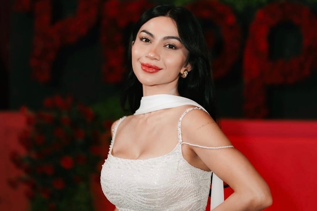 Bukan Sekadar Glamor, Ini Gaya Makeup Bold Ariel Tatum yang Bisa Kamu Tiru