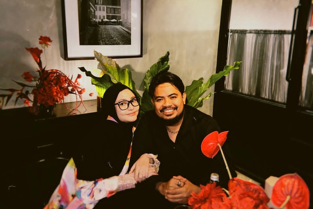 7 Tahun Menikah !! Komika Rigen Rakelna Rayakan Anniversary Romantis Bareng Istri
