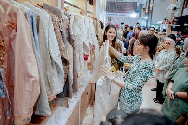 INACRAFT 2026 : Kahiyang Ayu Kenalkan Kriya dan Wastra Sumut ke Ketum Dekranas