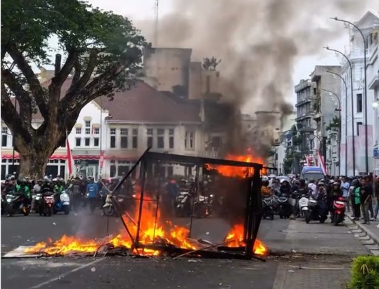 Bentrokan Mahasiswa dan Ojol dengan Polisi di DPRD Sumut, Jalan Kejaksaan Medan Diblokir Massa