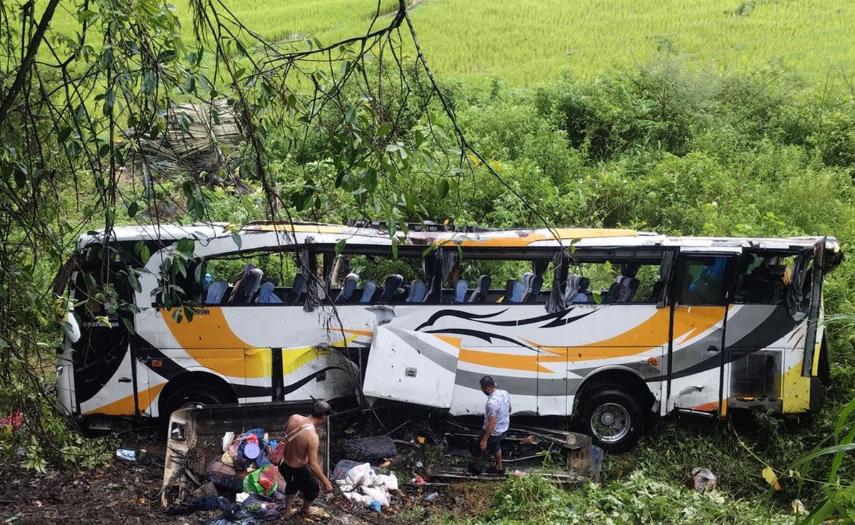 Mencekam! Bus Rombongan Sekolah Terjun ke Jurang di Toba, Begini Nasib 50 Penumpangnya