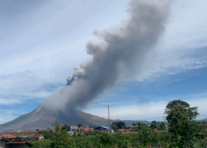 Sinabung Naik Status Siaga! Semburkan Abu 3,5 Km, Badan Geologi Perketat Radius Bahaya