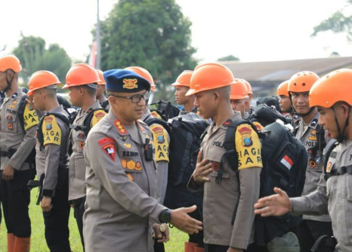 Sinabung Meletus Dahsyat, Brimob Polda Sumut Dirikan Dapur Lapangan di Penampungan Warga