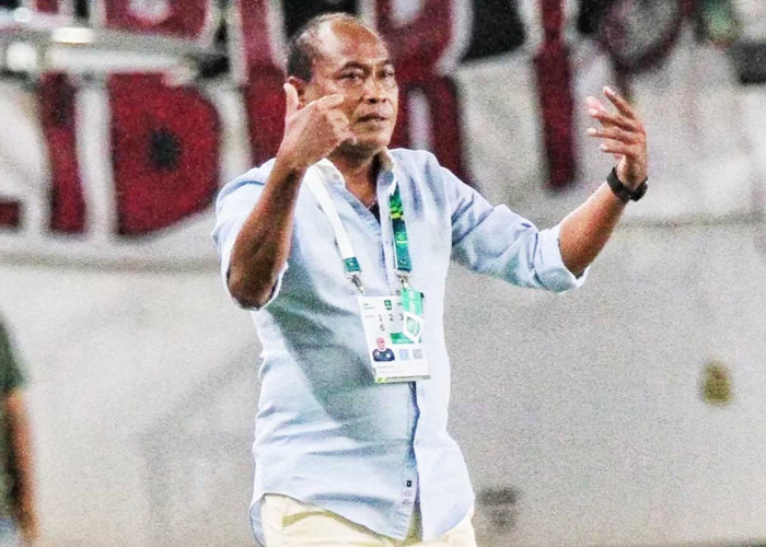 Kas Hartadi Diskors 4 Laga Usai Rangkul Wasit: PSMS Medan Siap Hadapi Tantangan Tanpa Pelatih Utama