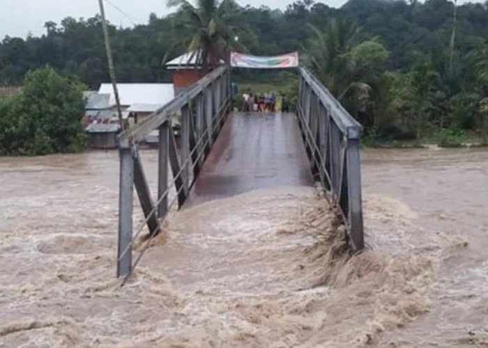 Sungai Batang Toru Meluap, Desa Bandar Tarutung Tapsel Terisolasi Banjir Sedalam Satu Meter