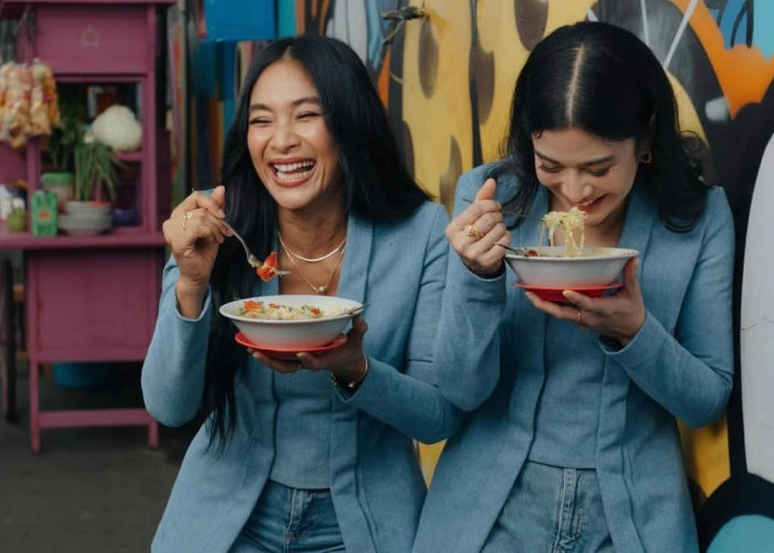 Dian Sastro dan Happy Salma Makan Soto Pakai Kebaya, Simpel Bikin Netizen Terpukau