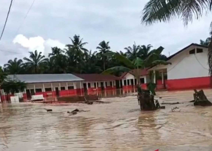 Warga Mengungsi! Tanggul Sungai Batang Toru Jebol Lagi, 90 Rumah di Tapsel Terendam Banjir Setinggi Pinggang