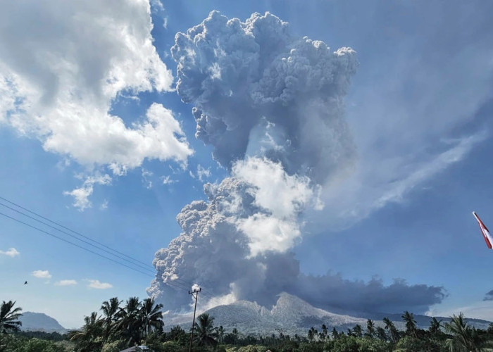 Erupsi Dua Kali, Gunung Lewotobi Laki‑Laki Semburkan Abu Panas hingga 18 Km: Penerbangan Terganggu