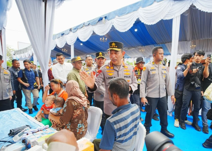 Kapolri dan Ketua Komisi IV Tinjau Korban Bencana Sumut Didampingi Boby Nasution